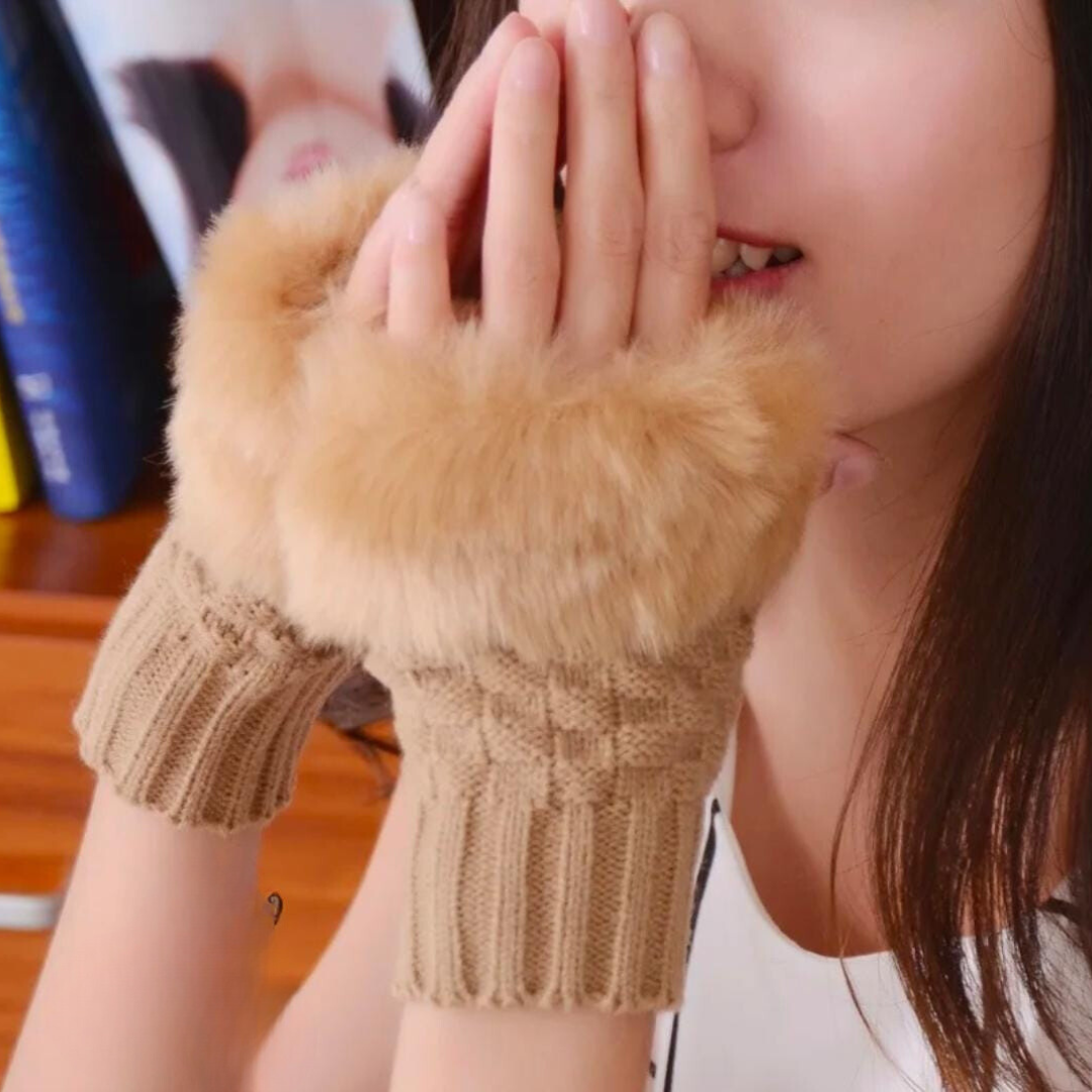 The Trendsetter by T&H Collection – Fluffy Half Gloves