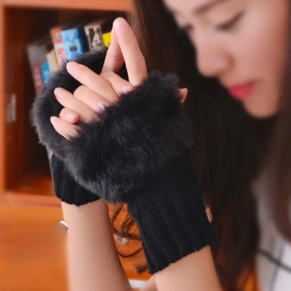 The Trendsetter by T&H Collection – Fluffy Half Gloves